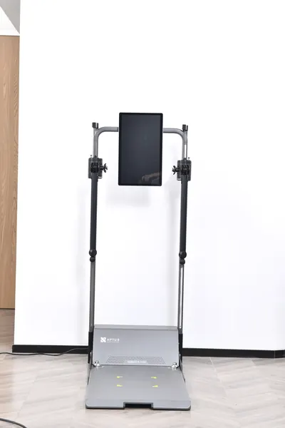教练使用 GYMAPTUS 训练机进行动作展示