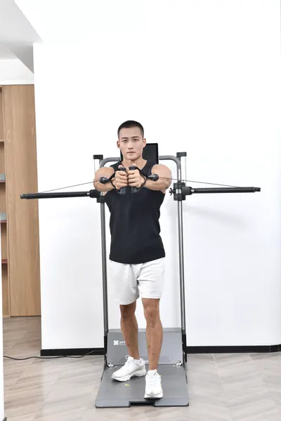 教练使用 GYMAPTUS 训练机进行动作展示