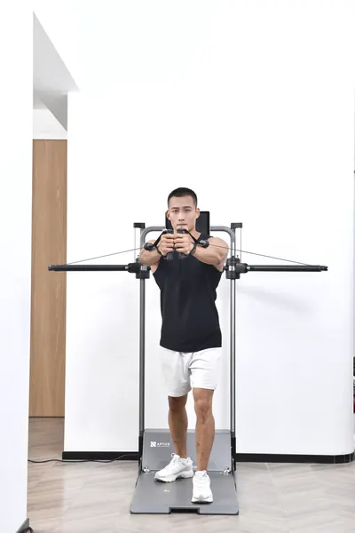 教练使用 GYMAPTUS 训练机进行动作展示