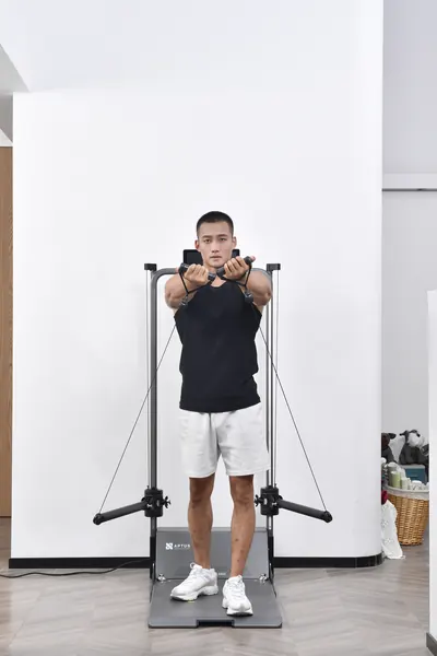 教练使用 GYMAPTUS 训练机进行动作展示