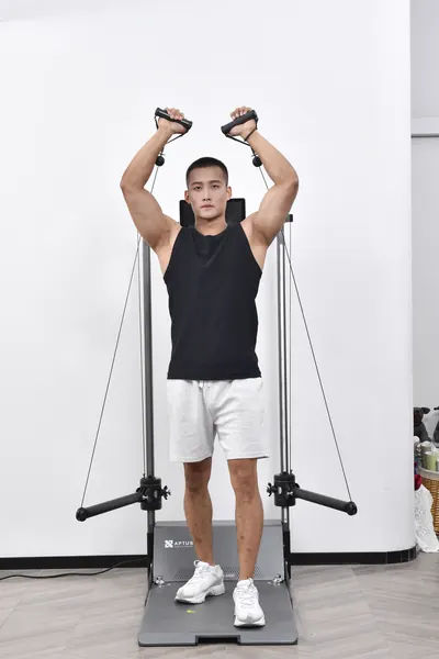 教练使用 GYMAPTUS 训练机进行动作展示
