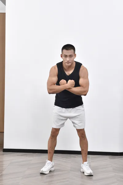 健身教练动作展示与形象实拍