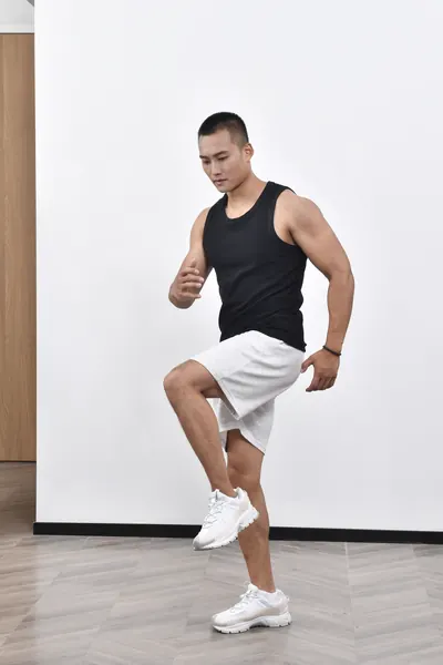 健身教练动作展示与形象实拍